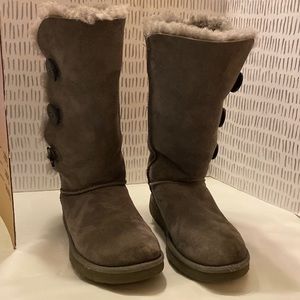 UGG Women’s Bailey Button Triplet Boots in grey .gently loved